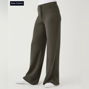 Spanx AirEssentials Wide Leg Pant M petite - Dark Palm
